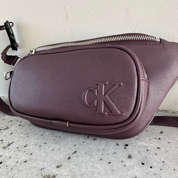 NWT Calvin Klein Ultralight Embossed Logo Belt Bag - Picture 5 of 14